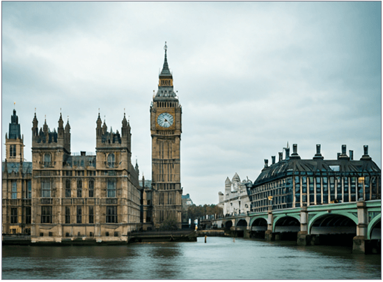 Vue du Palais de Westminster et de Big Ben sur la Tamise à Londres